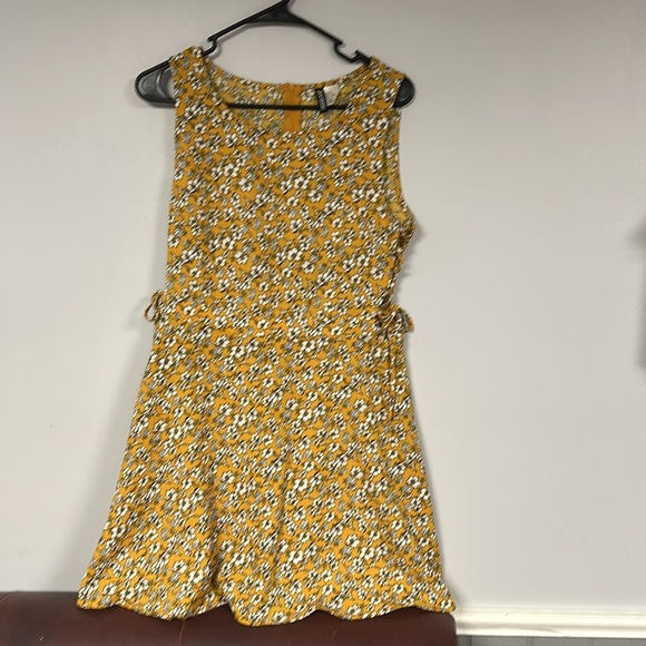 Super Cute Divided by H&M Mustard Floral Sleeveless Dress US Size 10, Side Ties - Picture 1 of 8
